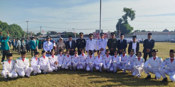 
 Upacara Bendera HUT RI ke-80 di Kecamatan Kuripan Berlangsung Khidmat