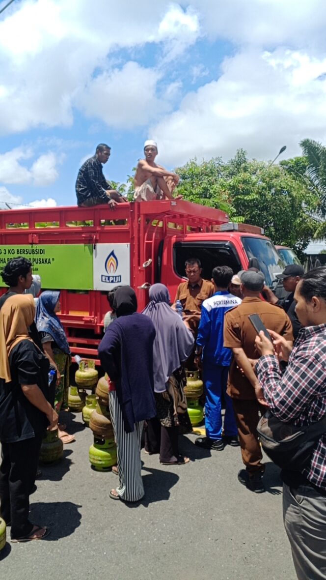
 LPG 3 Kg Langka : Warga Beramai-ramai Geruduk Pertamina SPPBE