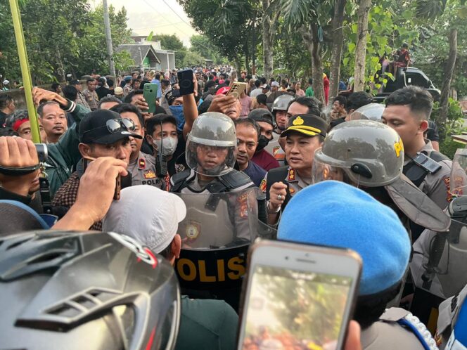 
 Puluhan Warga Bonjeruk Geruduk Desa Nyiur Lembang, Tuntut Penangkapan Terduga Pelaku Pembunuhan Brigadir Esco