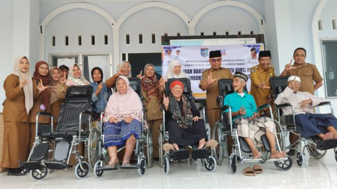 
 H. Lalu Winengan Pimpin Penyaluran: Komitmen Dinsos Lombok Barat Dukung Mobilitas Warga