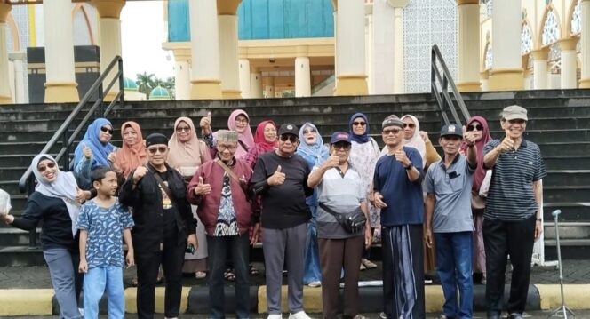 
 Wisata Religi : Puluhan Anggota Kelompok Pengajian Al Hidayah Berkunjung ke Masjid Raya Hubbul Wathan ( Islamic Center )