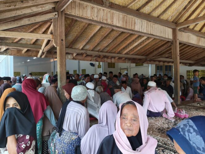 
 Ribuan Anak Yatim dan Lansia Terima Santunan di Gedeng Sekotong.