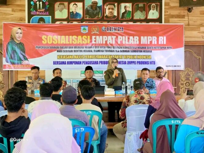 
 Hj. Evi Epita Maya Ajak Warga Desa Giri Sasak Perkuat Persatuan Melalui Sosialisasi Empat Pilar Kebangsaan.